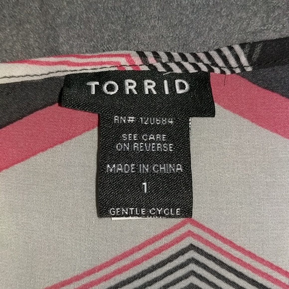 Torrid chevron patterned sleeveless blouse - Picture 5 of 6